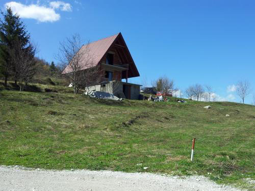 Na prodaju VIKENDICA U BIHAĆU (Zavalje-Plješevica) - Poslovni Adresar-Imenik BiH